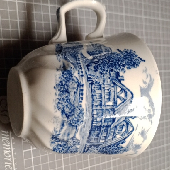 Elegant Blue and White Dining Mugs with Traditional Design - Picture 11 of 12
